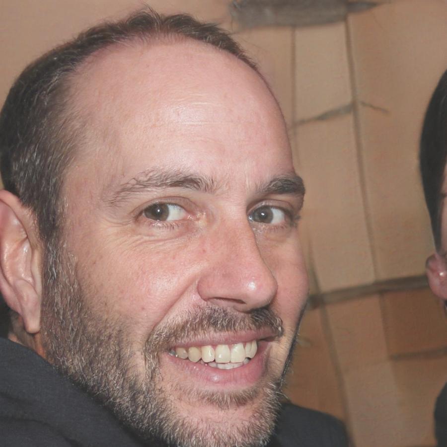 Lektor Galythrinexo při vysvětlování finančních konceptů